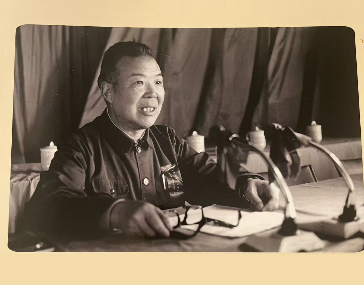 1993年朱平凡在东海县关工委成立大会上讲话，把烽火里‘护后辈’的执念，凝作关工委开篇的热忱，稿纸间满是老战士给下一代的爱。.jpg